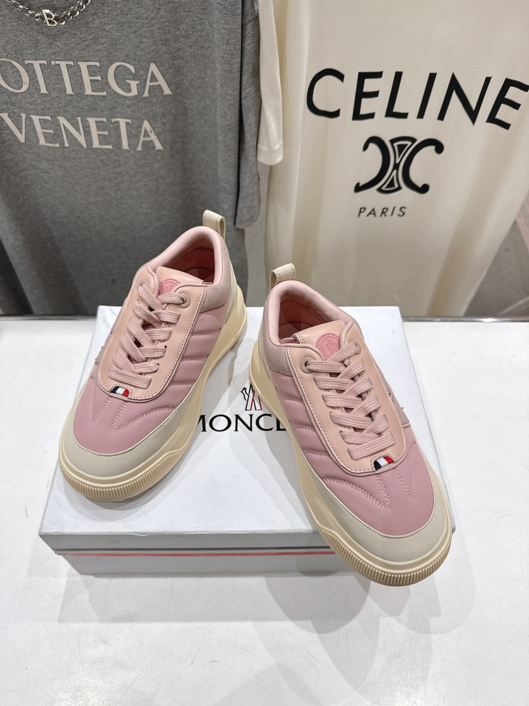 高版本出厂Moncler Altive Mid F046蒙口系列新款休闲运动鞋灵感源自 Moncler 