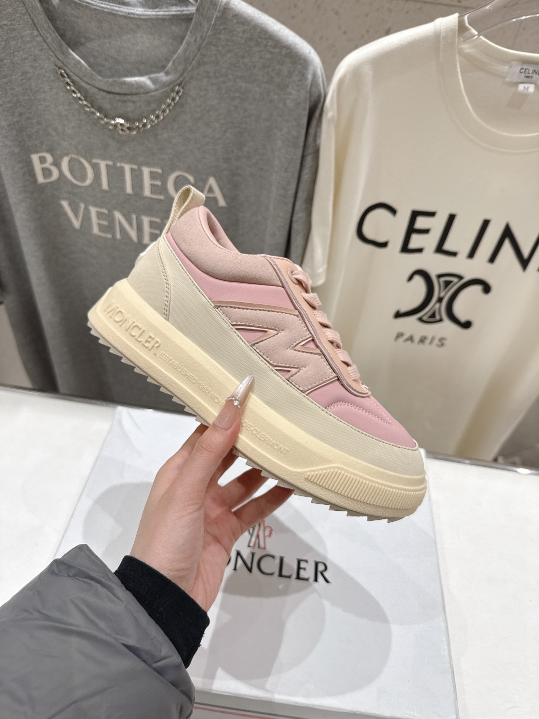 高版本出厂Moncler Altive Mid F046蒙口系列新款休闲运动鞋灵感源自 Moncler 