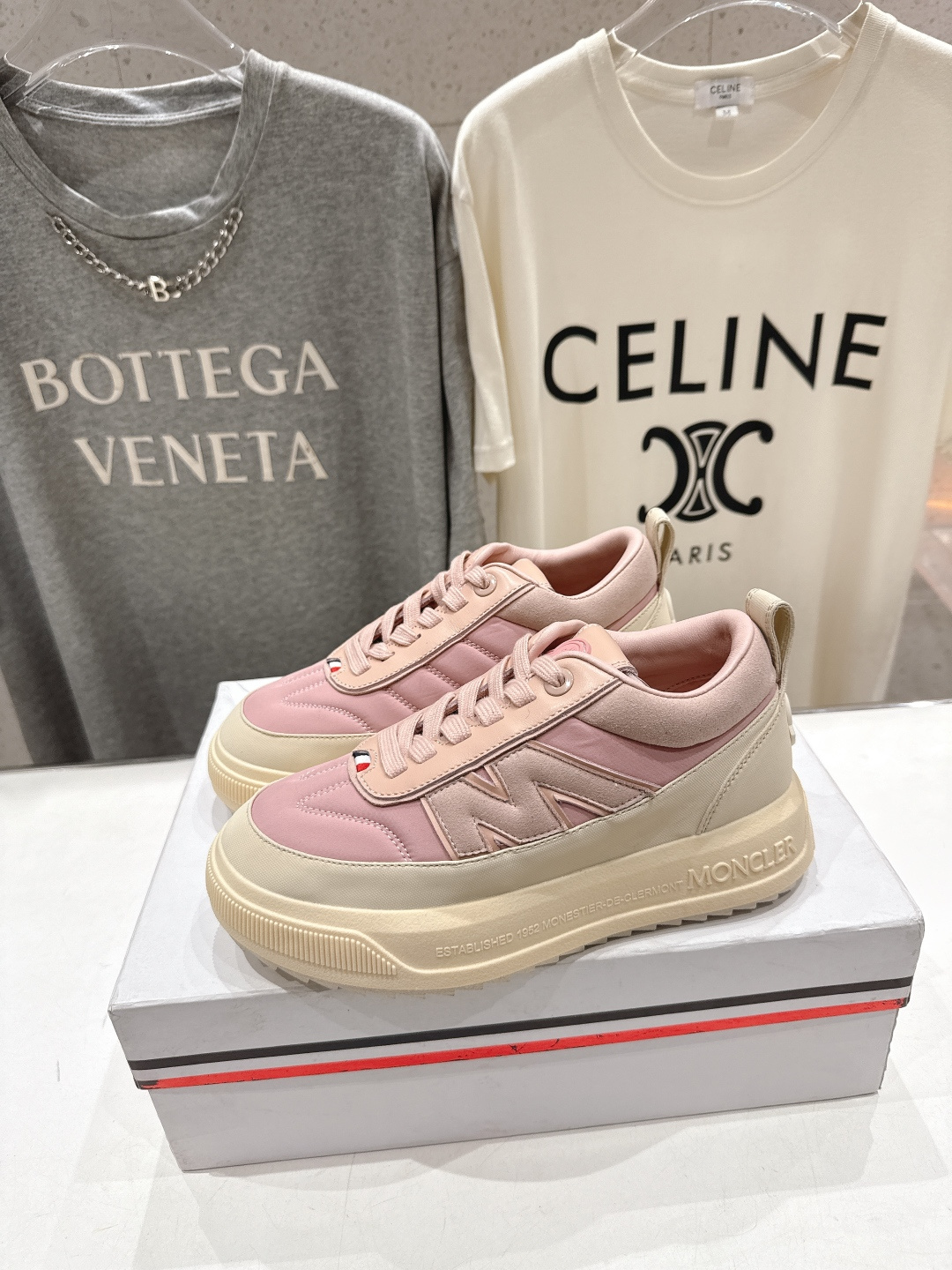 高版本出厂Moncler Altive Mid F046蒙口系列新款休闲运动鞋灵感源自 Moncler 