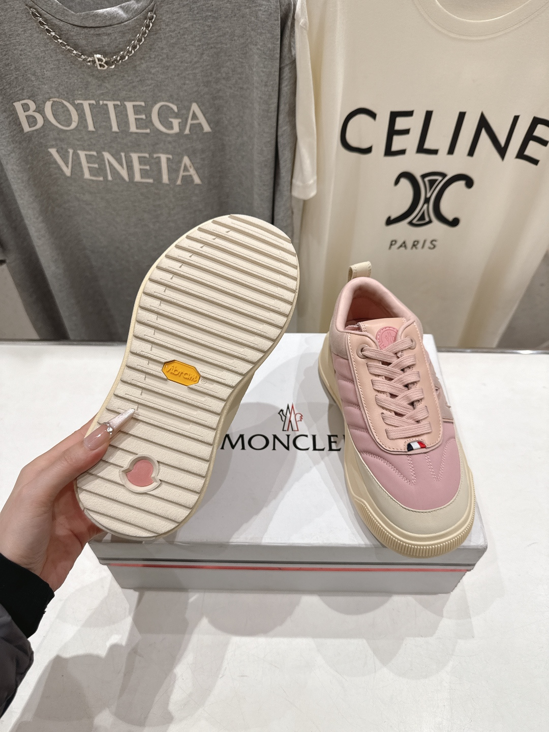 高版本出厂Moncler Altive Mid F046蒙口系列新款休闲运动鞋灵感源自 Moncler 