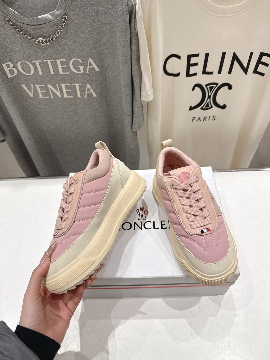 高版本出厂Moncler Altive Mid F046蒙口系列新款休闲运动鞋灵感源自 Moncler 