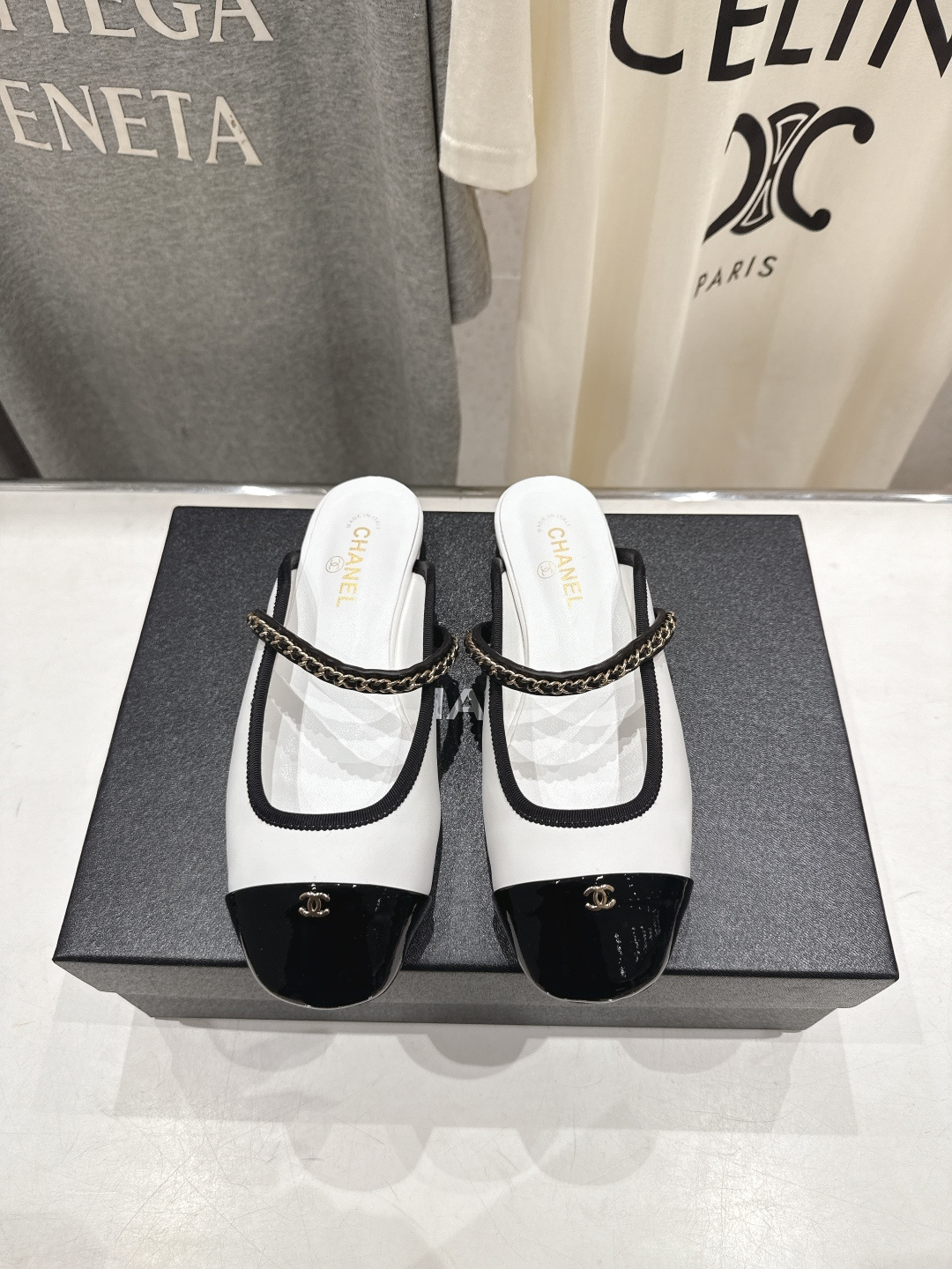 NO:725324,High version CHANEL｜Xiaoxiang F013 2026/ Spring and summer new flat-soled half-pack genuine leather slippers loafers. This season's slippers are super beautiful, minimalist design style, versatile and versatile, simple and unique, suitable for any occasion, extremely comfortable!  Upper mixed sheepskin + cow patent leather, foot pads, water-dyed sheepskin, outsole, genuine leather outsole imported from Italy, size 35-39 (customized for 40), half drag, chanel, loafers, slippers, sheepskin, Leather soles19860909高版本  CHANEL｜小香F013 2026/ 春夏新品平底半包真皮拖鞋乐福鞋 这一季的拖鞋超美,极简设计风格,万能搭百神器,简单又失不特色,任何场都合可以驾驭,舒度适极高！ 鞋面混种羊皮+牛漆皮 垫脚水染羊皮 大底意大利进口真皮大底 码数35-39（40定制）,半拖,chanel,loafers,slippers,sheepskin,Leather soles,Women's Shoes