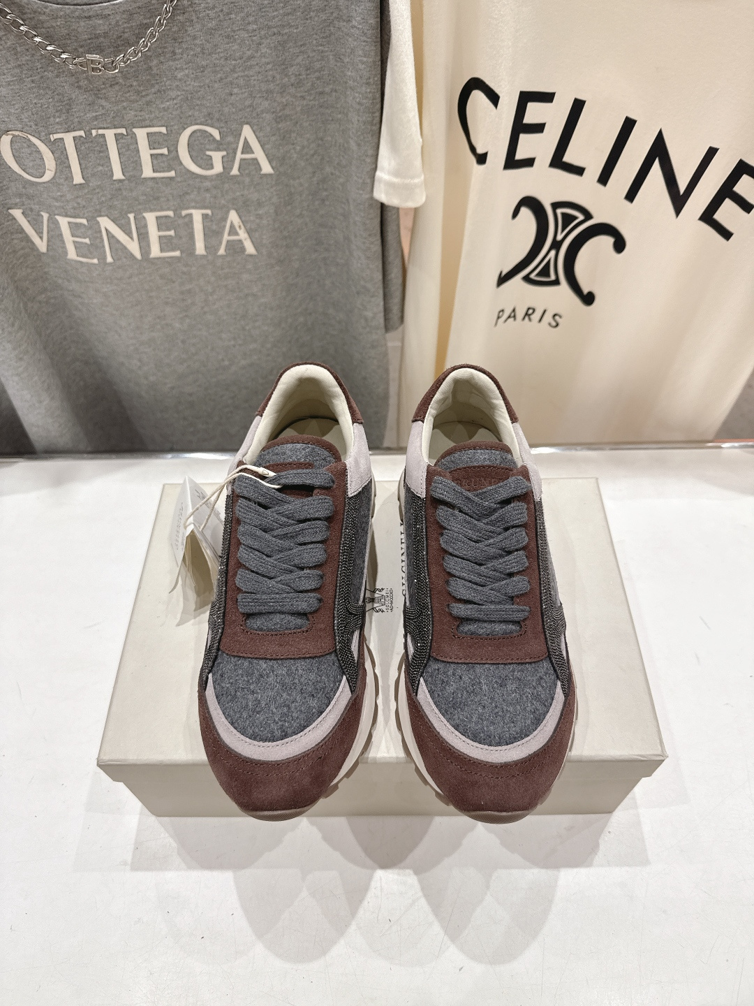 NO:725343,High version of Brunello Cucinelli's new BC classic casual shoes and sports shoes series. BC is a well-known Italian brand with minimalist style, retro and high-end!  Simple and elegant, it is a very attractive style!  The king of high-end and versatile, it feels good and comfortable on the feet!  Super versatile!  Super eye-catching!  Suitable for spring, summer, autumn and winter all year round. The upper is imported first-layer cowhide, the lining is water-dyed sheepskin, and the outsole is original rubber foam outsole. Size 36-42 (40/41/42 custom-made, non-refundable), casual shoes/sports shoes, brunello cucinelli, sneakers, cowhide, sheepskin19860909高版本  Brunello Cucinelli 新款BC经典休闲鞋运动鞋系列单鞋 BC是意大利知名品牌,极简主义风格,复古又高级！简约又大气,属于非常耐看的款式！高级百搭之王,脚感很好很舒服！超级百搭！超级耐看！一年四季春夏秋冬皆适宜 鞋面进口头层牛皮 内里水染羊皮 大底原版橡胶发泡大底 码数36-42（40/41/42订做不退换）,休闲鞋/运动鞋,brunello cucinelli,sneakers,cowhide,sheepskin,Women's Shoes