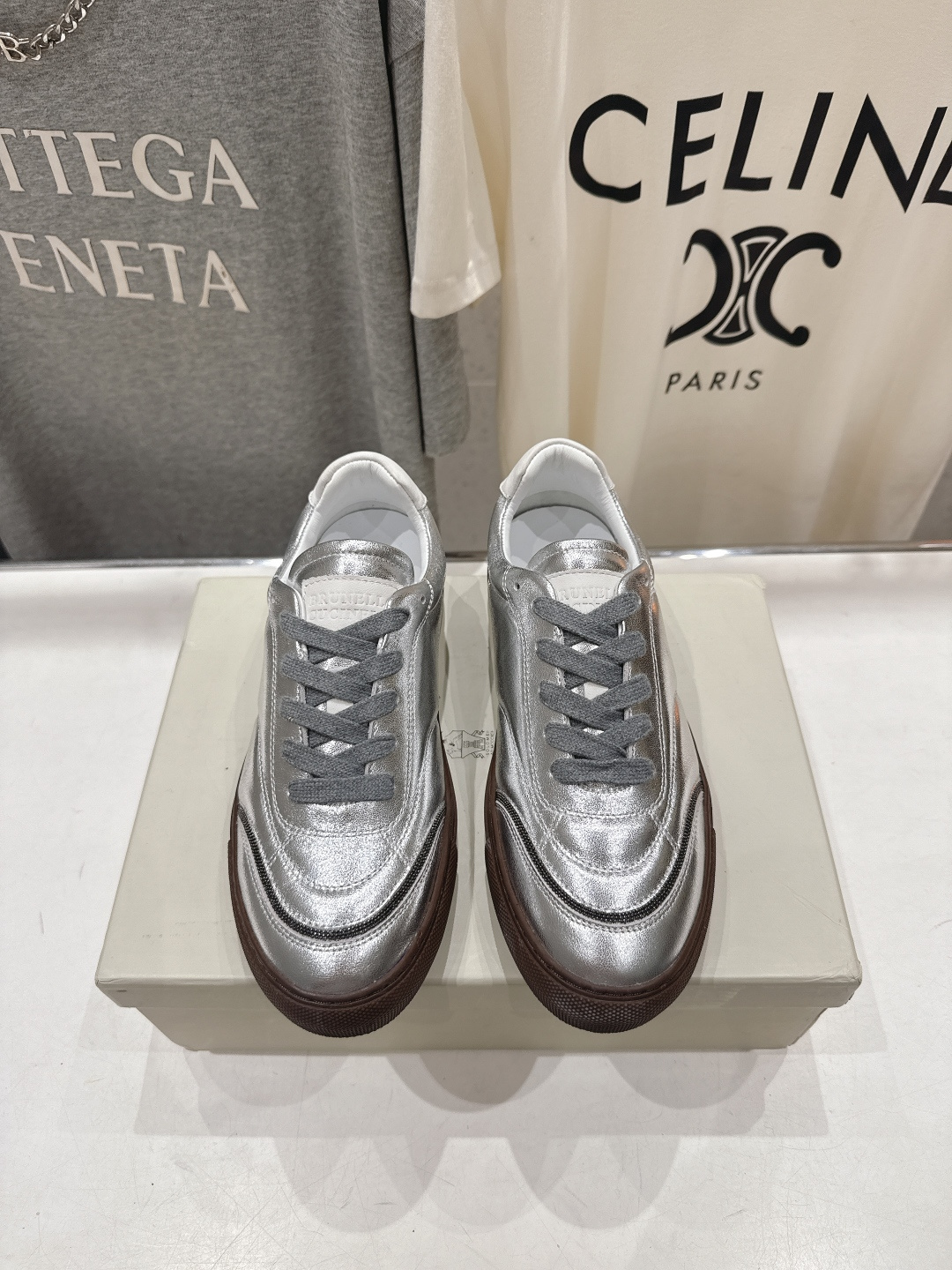 NO:725351,High version of Brunello Cucinelli's new BC classic lace-up casual shoes, slip-on loafers series single shoes. BC is a well-known Italian brand, with minimalist style, retro and high-end!  Simple and elegant, it is a very attractive style!  The king of high-end and versatile, it feels good and comfortable on the feet!  Super versatile!  Super eye-catching!  Suitable for spring, summer, autumn and winter all year round. The upper is imported high-mercerized smooth cow suede. The lining is water-dyed sheepskin. The outsole is original rubber outsole. Size 36-42 (35/41/42 custom-made, non-refundable), casual shoes/sports shoes, brunello cucinelli, loafers, sneakers, sheepskin19860909高版本  Brunello Cucinelli 新款BC经典系带休闲鞋一脚蹬乐福鞋系列单鞋 BC是意大利知名品牌,极简主义风格,复古又高级！简约又大气,属于非常耐看的款式！高级百搭之王,脚感很好很舒服！超级百搭！超级耐看！一年四季春夏秋冬皆适宜 鞋面进口高丝光牛反绒 内里水染羊皮 大底原版橡胶大底 码数36-42（35/41/42订做不退换）,休闲鞋/运动鞋,brunello cucinelli,loafers,sneakers,sheepskin,Women's Shoes