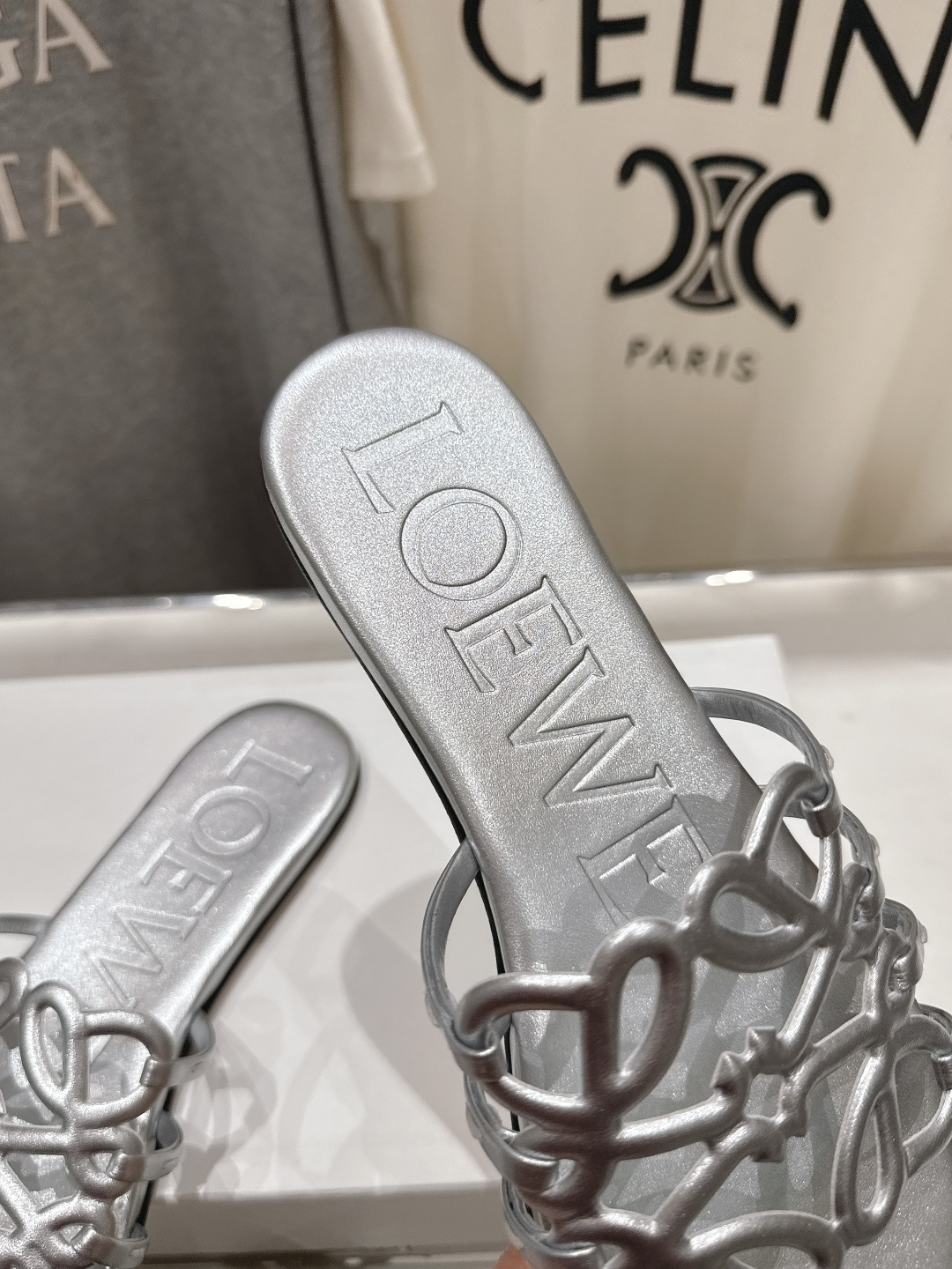 高版本出厂 LOEWE/罗意威2026/ss新品复古风平底沙滩拖鞋～小红书、外网火爆款最近大热的一款拖鞋