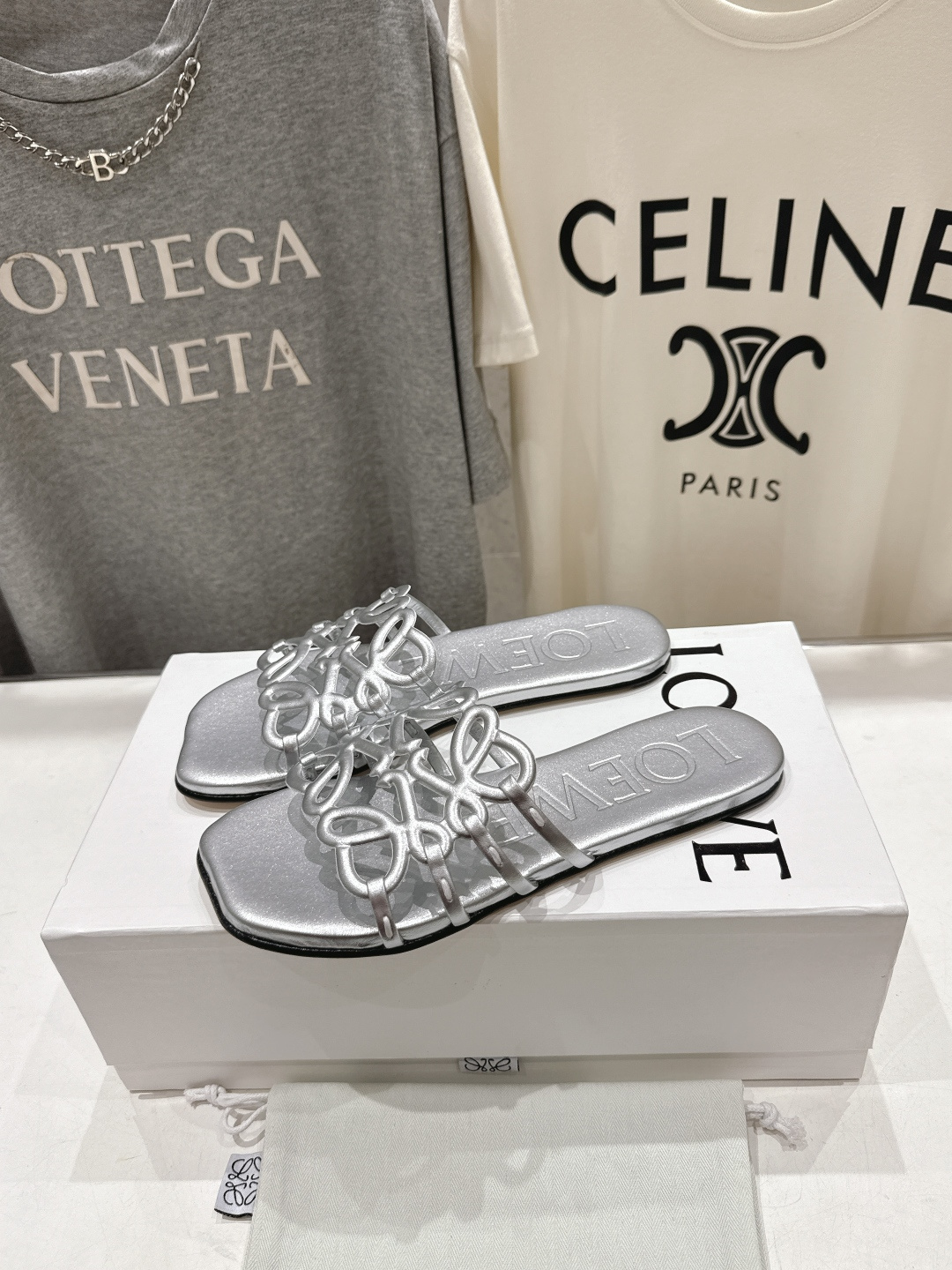 高版本出厂 LOEWE/罗意威2026/ss新品复古风平底沙滩拖鞋～小红书、外网火爆款最近大热的一款拖鞋