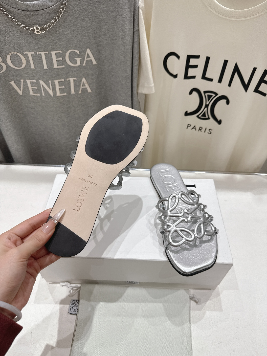 高版本出厂 LOEWE/罗意威2026/ss新品复古风平底沙滩拖鞋～小红书、外网火爆款最近大热的一款拖鞋