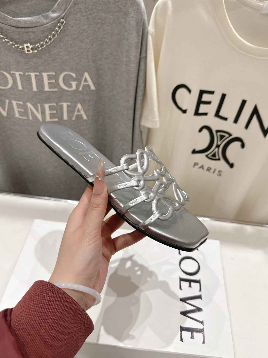 高版本出厂 LOEWE/罗意威2026/ss新品复古风平底沙滩拖鞋～小红书、外网火爆款最近大热的一款拖鞋