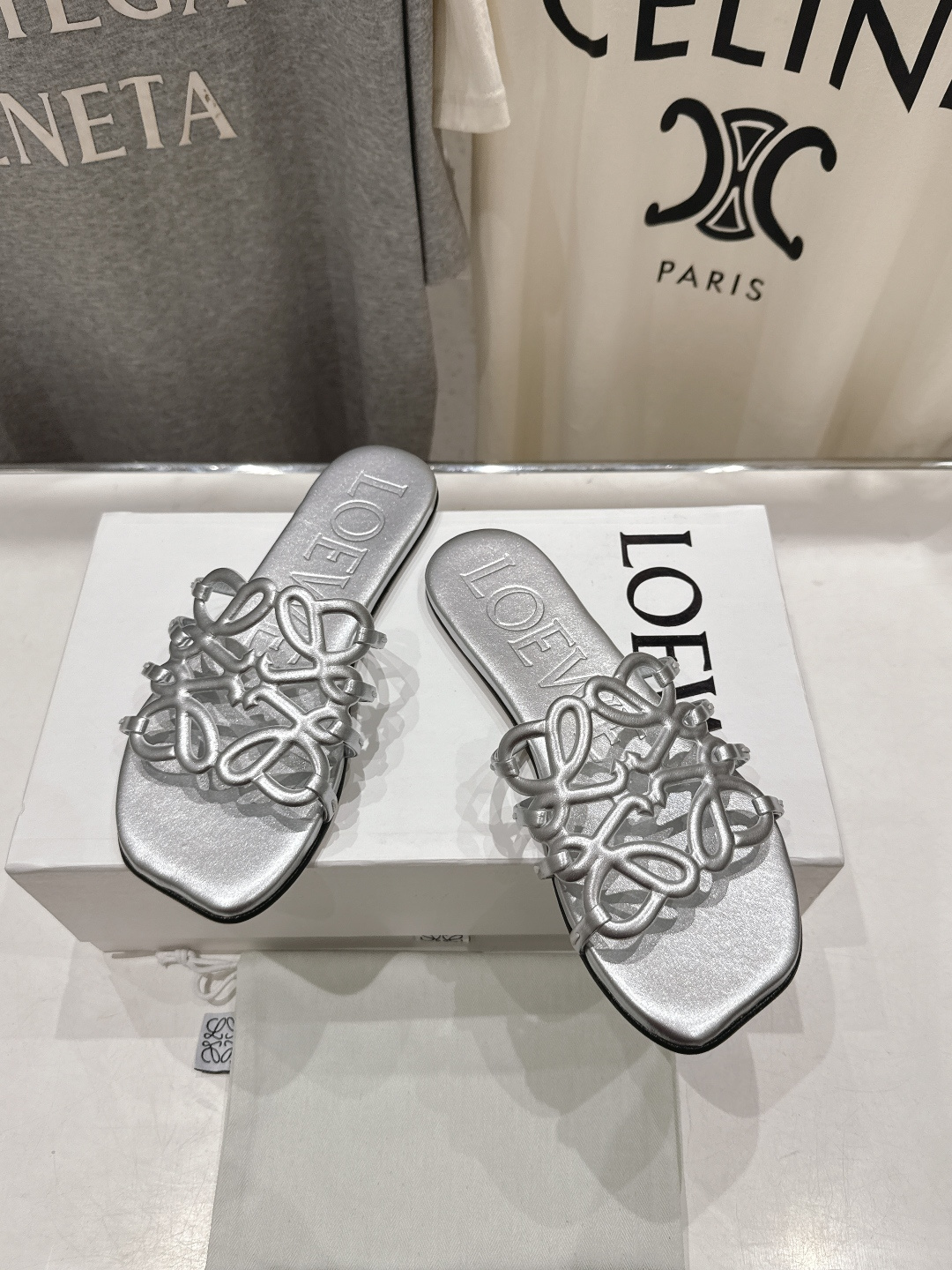 高版本出厂 LOEWE/罗意威2026/ss新品复古风平底沙滩拖鞋～小红书、外网火爆款最近大热的一款拖鞋