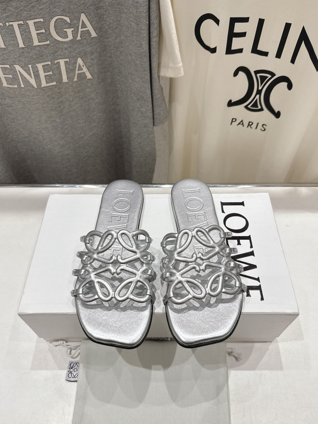 高版本出厂 LOEWE/罗意威2026/ss新品复古风平底沙滩拖鞋～小红书、外网火爆款最近大热的一款拖鞋