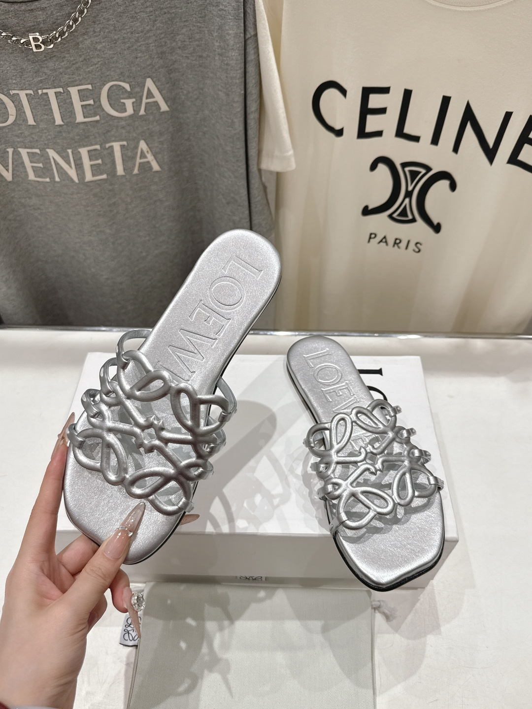 高版本出厂 LOEWE/罗意威2026/ss新品复古风平底沙滩拖鞋～小红书、外网火爆款最近大热的一款拖鞋