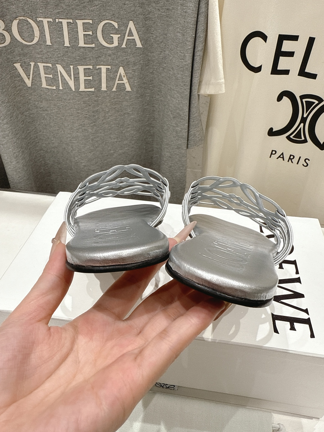 高版本出厂 LOEWE/罗意威2026/ss新品复古风平底沙滩拖鞋～小红书、外网火爆款最近大热的一款拖鞋