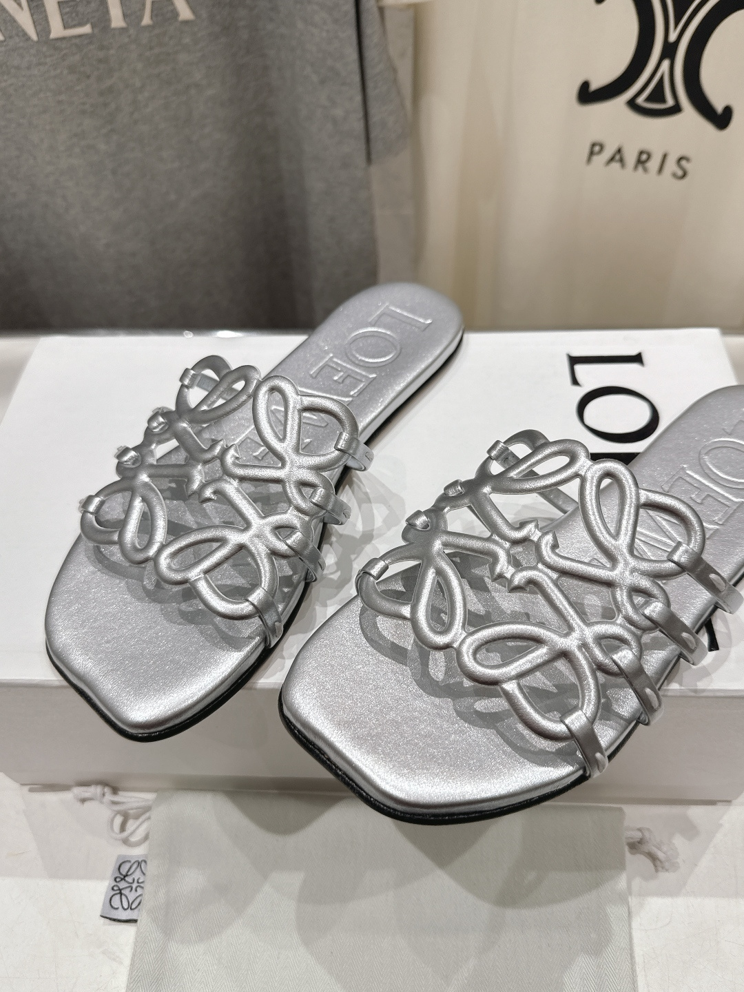 高版本出厂 LOEWE/罗意威2026/ss新品复古风平底沙滩拖鞋～小红书、外网火爆款最近大热的一款拖鞋