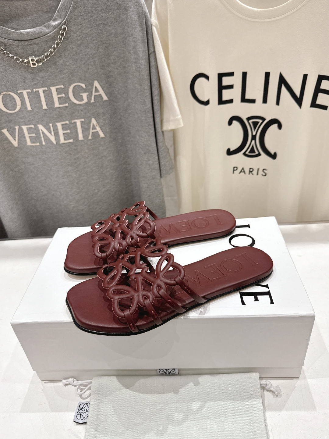 高版本出厂 LOEWE/罗意威2026/ss新品复古风平底沙滩拖鞋～小红书、外网火爆款最近大热的一款拖鞋