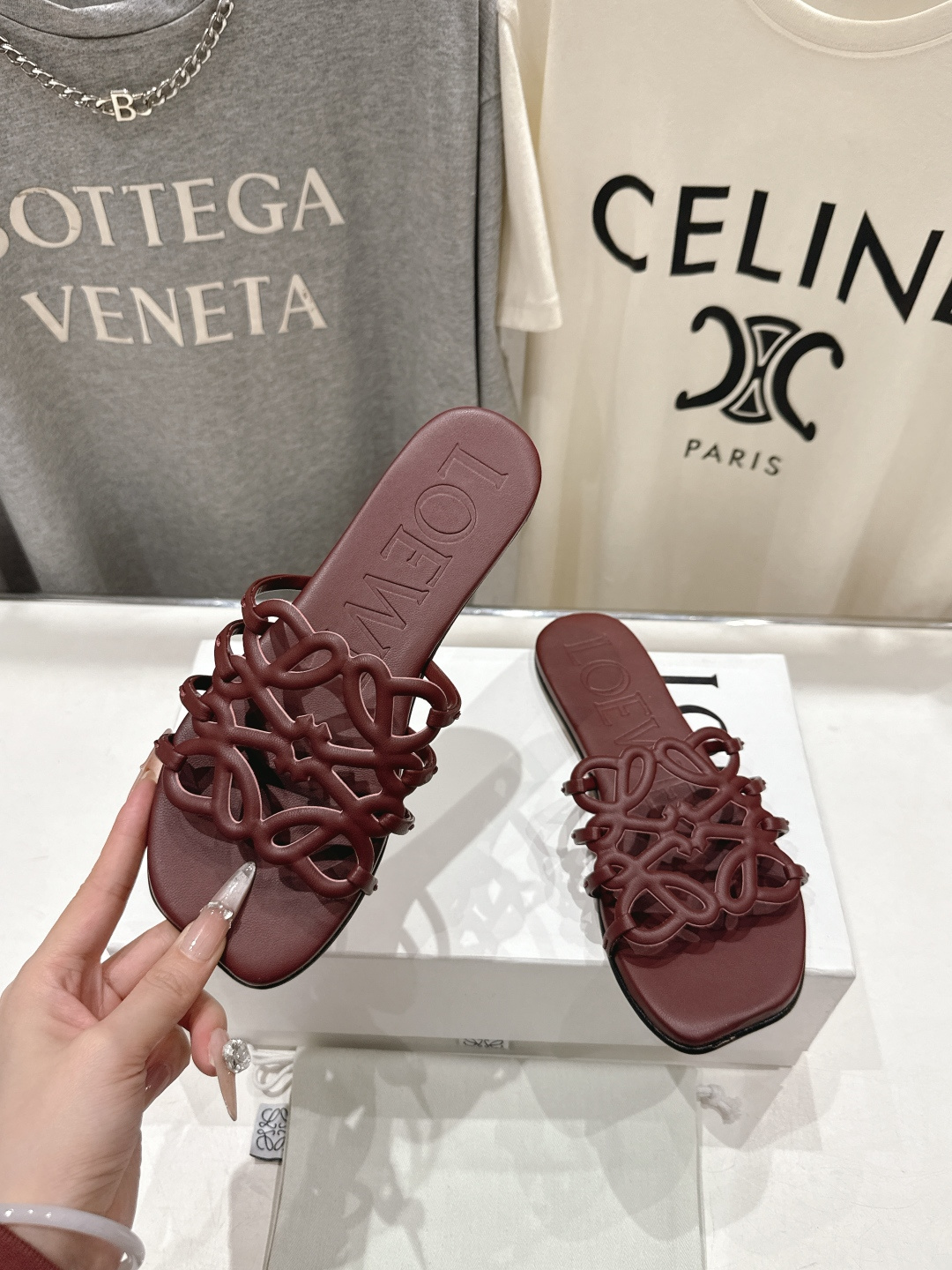 高版本出厂 LOEWE/罗意威2026/ss新品复古风平底沙滩拖鞋～小红书、外网火爆款最近大热的一款拖鞋