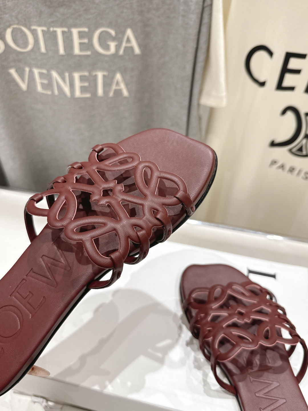 高版本出厂 LOEWE/罗意威2026/ss新品复古风平底沙滩拖鞋～小红书、外网火爆款最近大热的一款拖鞋