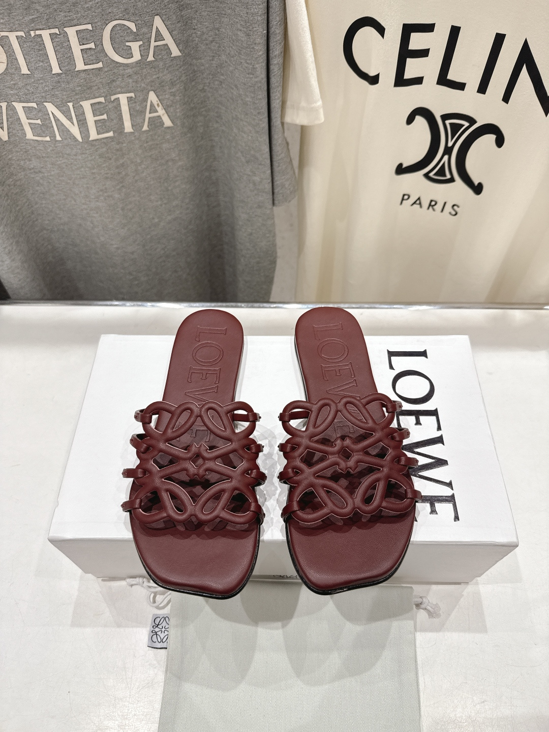 高版本出厂 LOEWE/罗意威2026/ss新品复古风平底沙滩拖鞋～小红书、外网火爆款最近大热的一款拖鞋