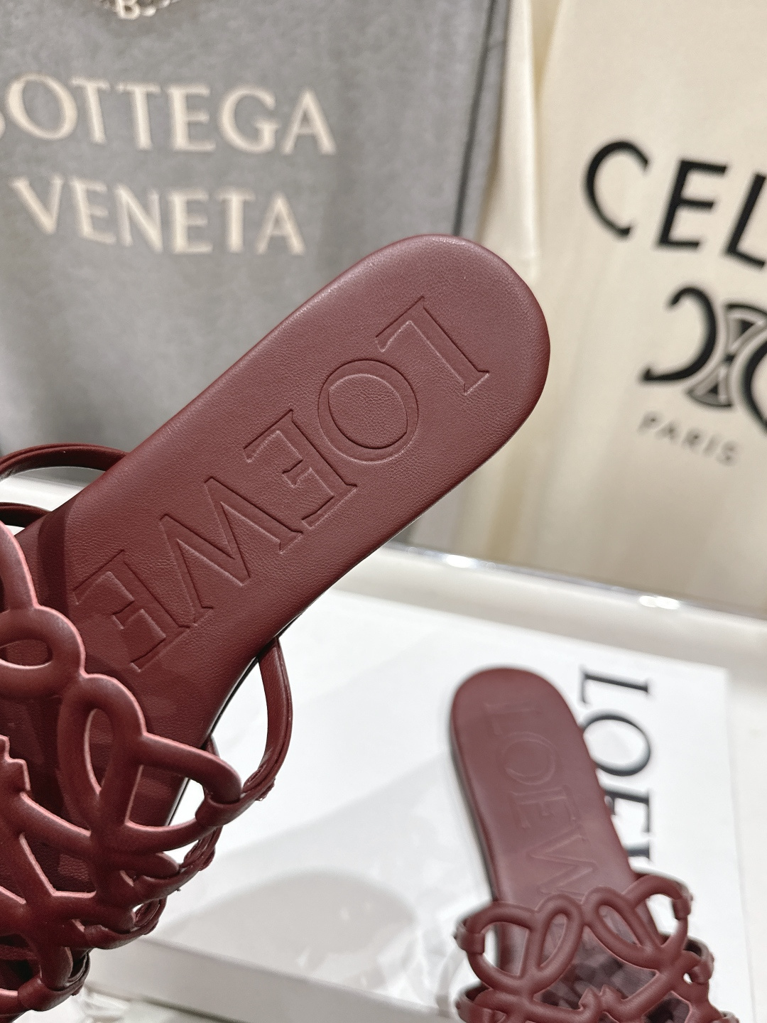 高版本出厂 LOEWE/罗意威2026/ss新品复古风平底沙滩拖鞋～小红书、外网火爆款最近大热的一款拖鞋