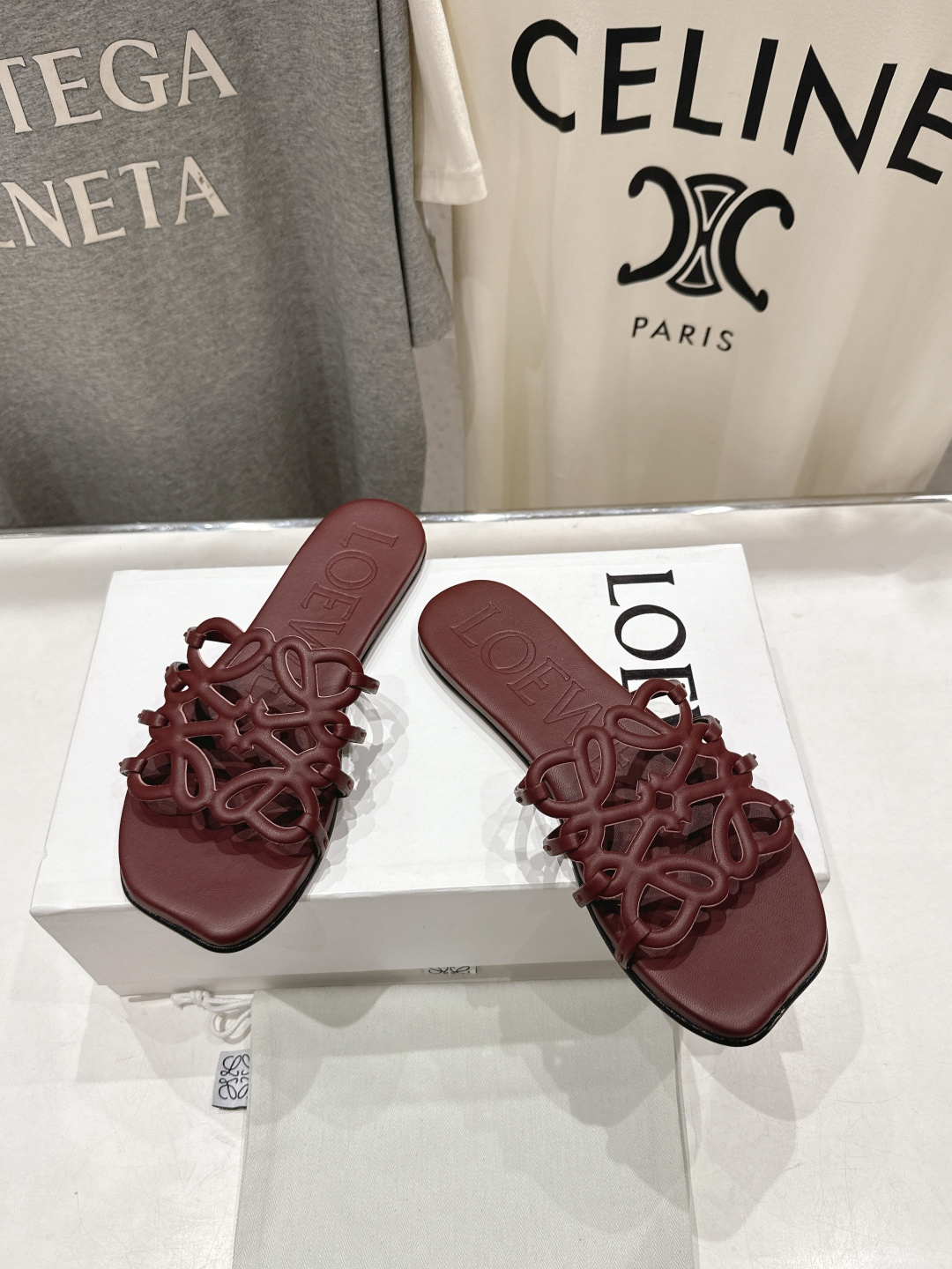 高版本出厂 LOEWE/罗意威2026/ss新品复古风平底沙滩拖鞋～小红书、外网火爆款最近大热的一款拖鞋