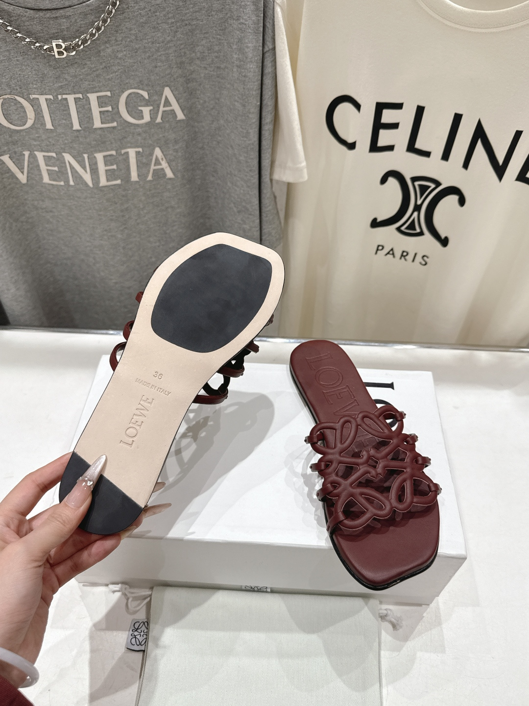 高版本出厂 LOEWE/罗意威2026/ss新品复古风平底沙滩拖鞋～小红书、外网火爆款最近大热的一款拖鞋