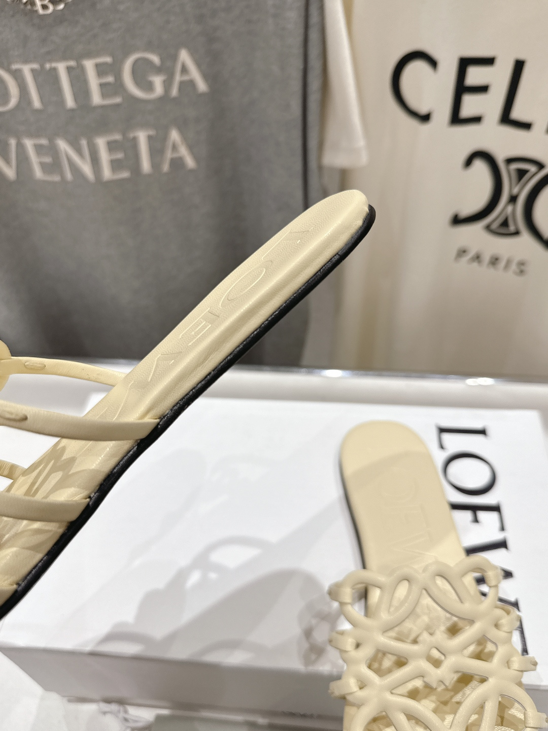 高版本出厂 LOEWE/罗意威2026/ss新品复古风平底沙滩拖鞋～小红书、外网火爆款最近大热的一款拖鞋