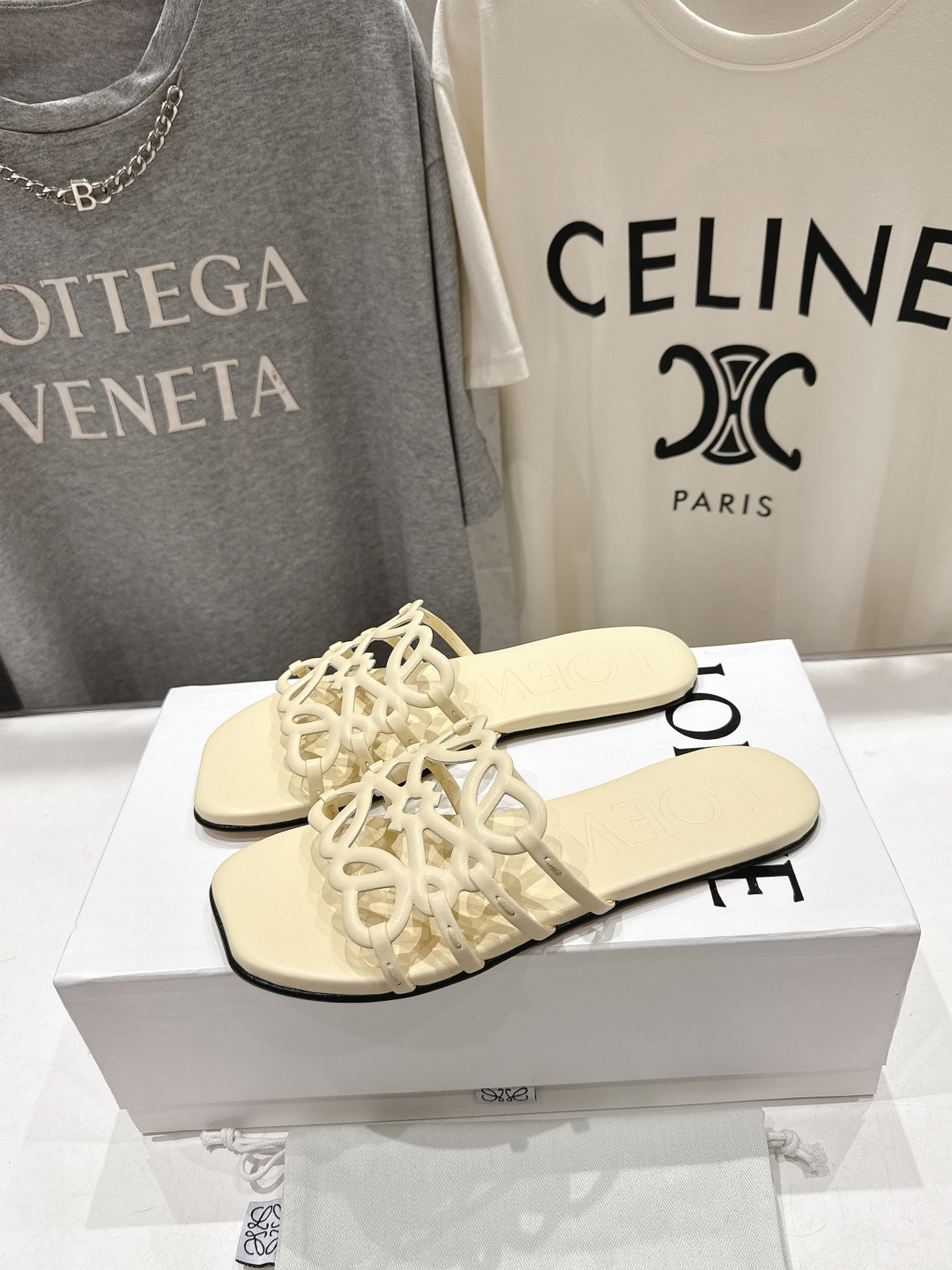 高版本出厂 LOEWE/罗意威2026/ss新品复古风平底沙滩拖鞋～小红书、外网火爆款最近大热的一款拖鞋