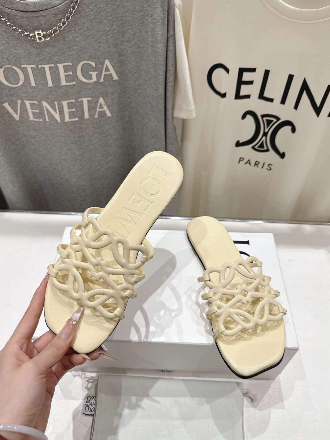 高版本出厂 LOEWE/罗意威2026/ss新品复古风平底沙滩拖鞋～小红书、外网火爆款最近大热的一款拖鞋