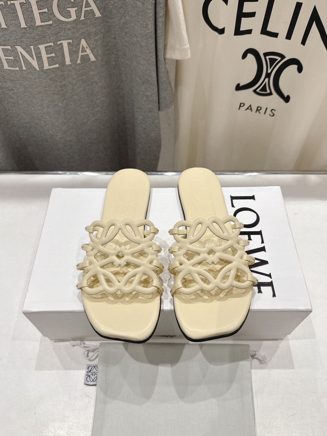 高版本出厂 LOEWE/罗意威2026/ss新品复古风平底沙滩拖鞋～小红书、外网火爆款最近大热的一款拖鞋