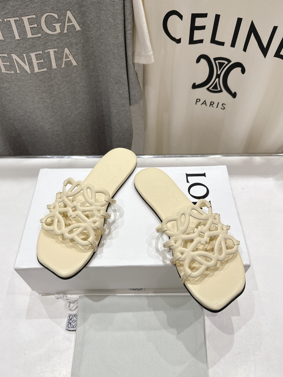 高版本出厂 LOEWE/罗意威2026/ss新品复古风平底沙滩拖鞋～小红书、外网火爆款最近大热的一款拖鞋