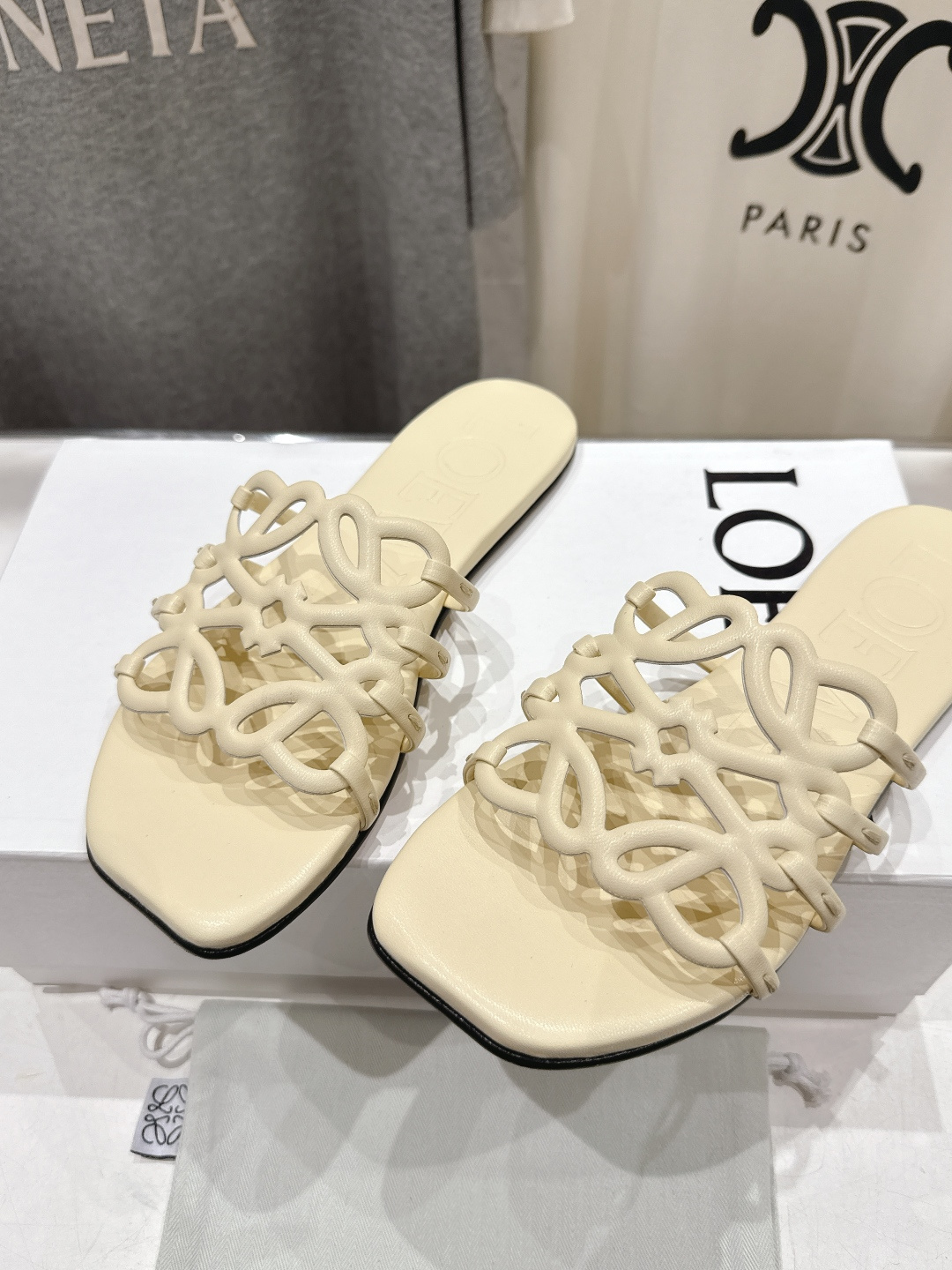 高版本出厂 LOEWE/罗意威2026/ss新品复古风平底沙滩拖鞋～小红书、外网火爆款最近大热的一款拖鞋