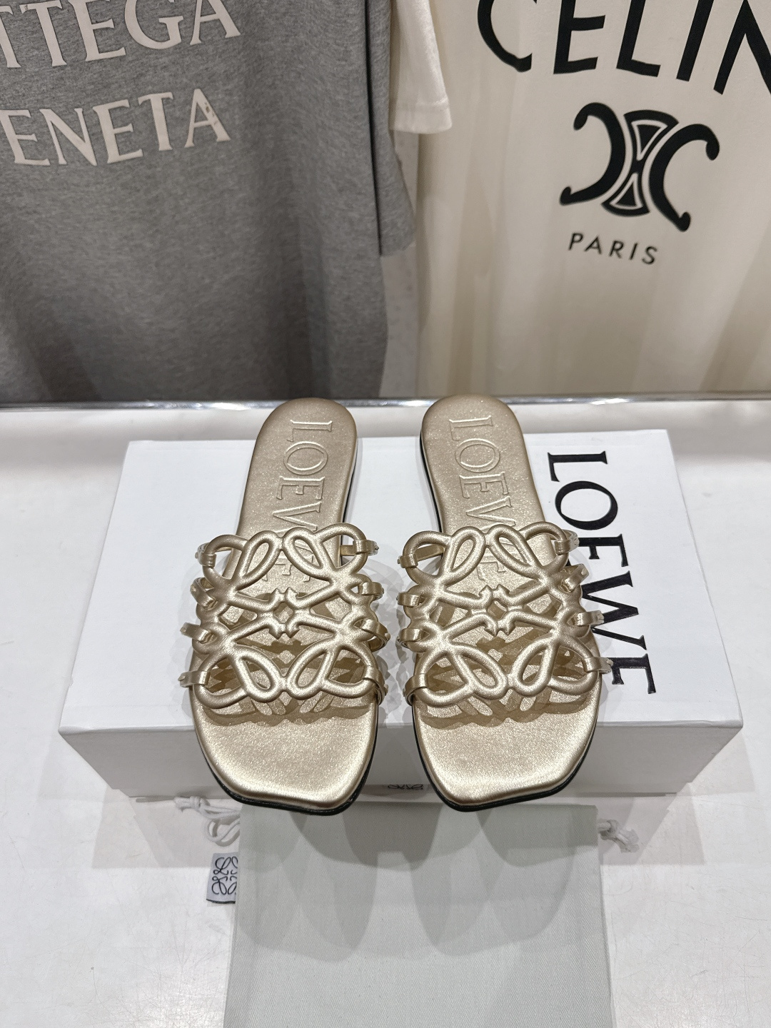 高版本出厂 LOEWE/罗意威2026/ss新品复古风平底沙滩拖鞋～小红书、外网火爆款最近大热的一款拖鞋