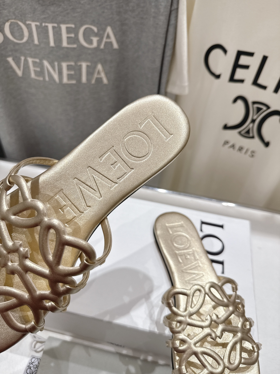 高版本出厂 LOEWE/罗意威2026/ss新品复古风平底沙滩拖鞋～小红书、外网火爆款最近大热的一款拖鞋