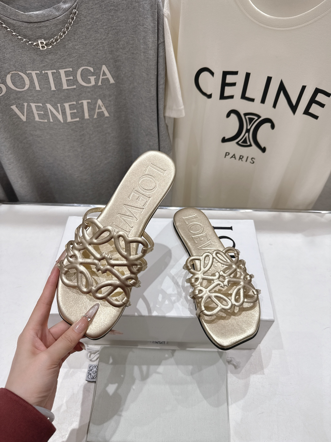 高版本出厂 LOEWE/罗意威2026/ss新品复古风平底沙滩拖鞋～小红书、外网火爆款最近大热的一款拖鞋