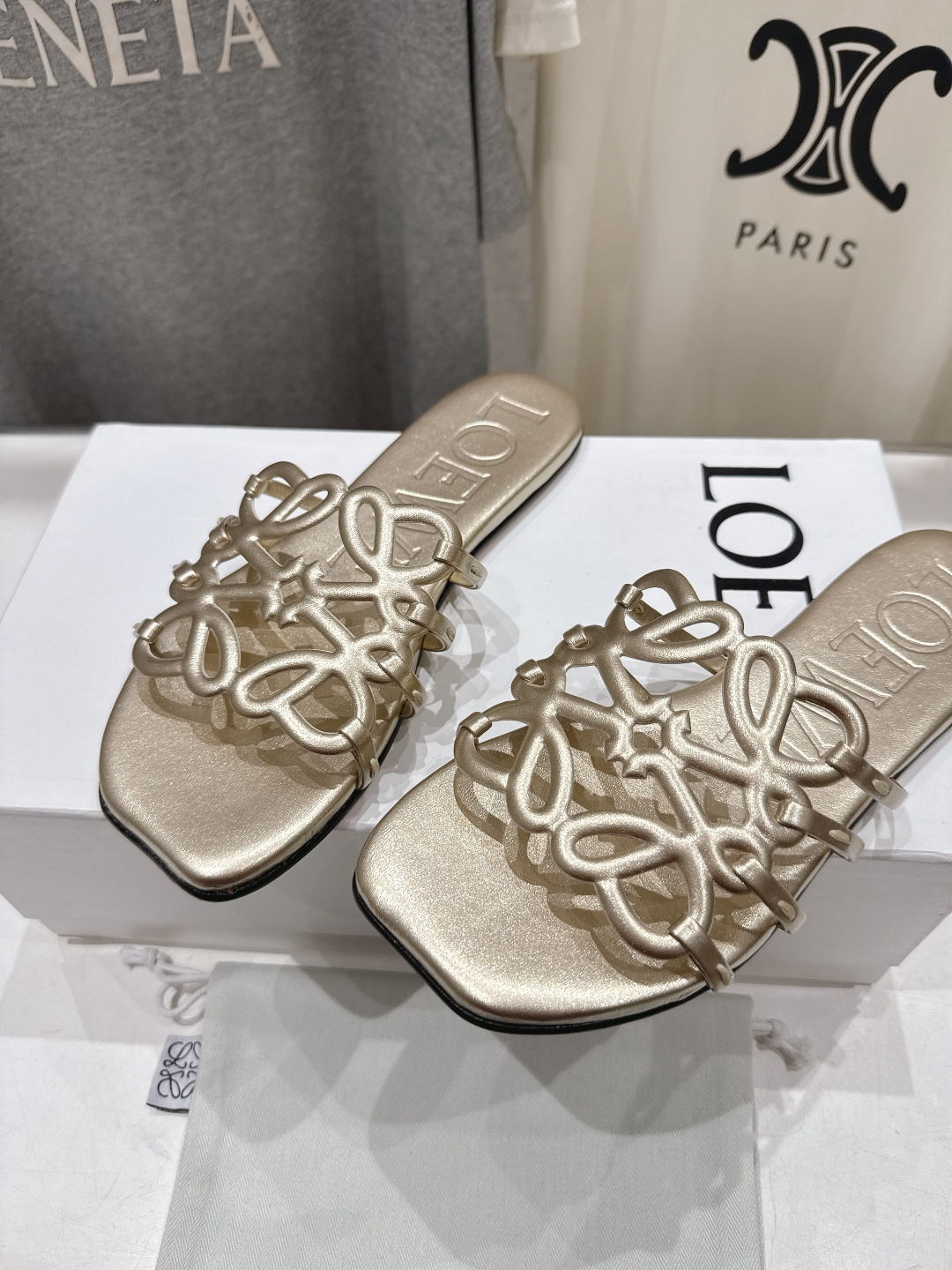 高版本出厂 LOEWE/罗意威2026/ss新品复古风平底沙滩拖鞋～小红书、外网火爆款最近大热的一款拖鞋