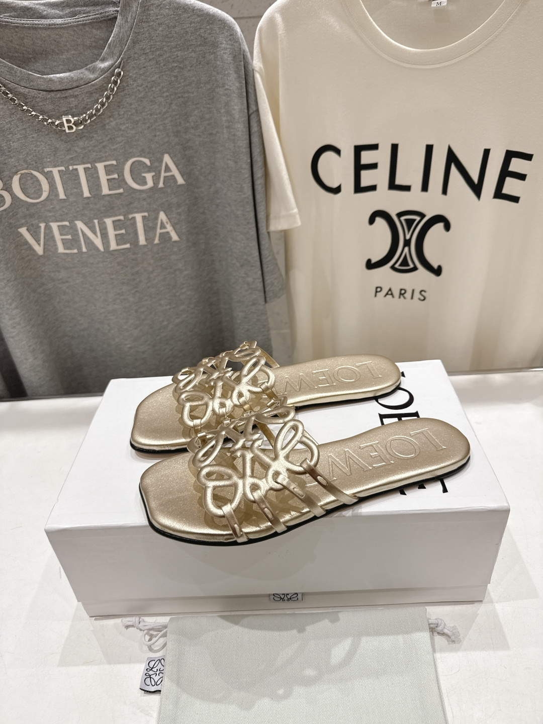 高版本出厂 LOEWE/罗意威2026/ss新品复古风平底沙滩拖鞋～小红书、外网火爆款最近大热的一款拖鞋