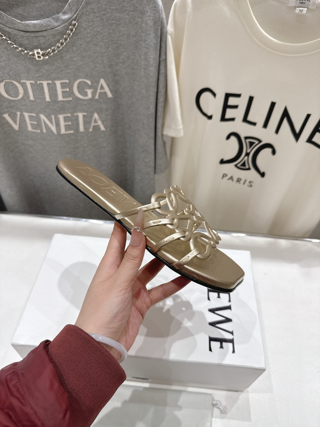 高版本出厂 LOEWE/罗意威2026/ss新品复古风平底沙滩拖鞋～小红书、外网火爆款最近大热的一款拖鞋