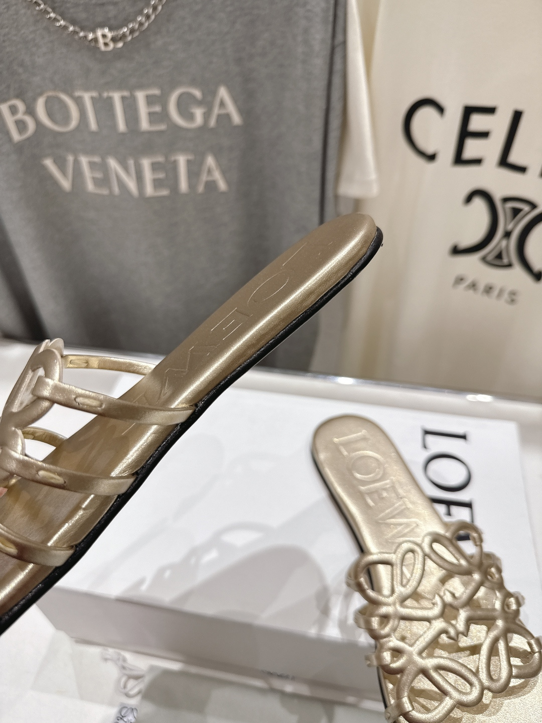 高版本出厂 LOEWE/罗意威2026/ss新品复古风平底沙滩拖鞋～小红书、外网火爆款最近大热的一款拖鞋