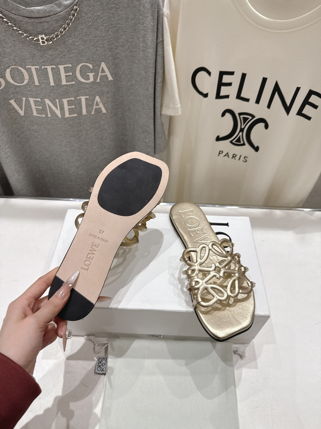 高版本出厂 LOEWE/罗意威2026/ss新品复古风平底沙滩拖鞋～小红书、外网火爆款最近大热的一款拖鞋