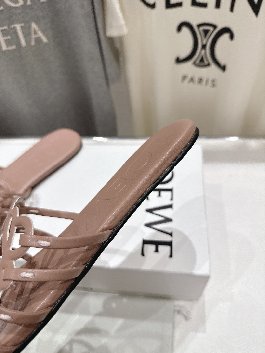 高版本出厂 LOEWE/罗意威2026/ss新品复古风平底沙滩拖鞋～小红书、外网火爆款最近大热的一款拖鞋