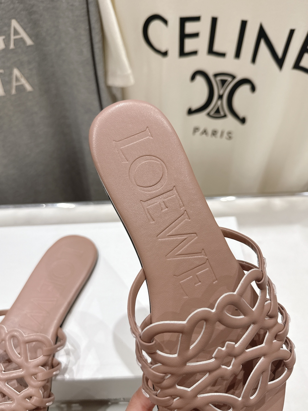 高版本出厂 LOEWE/罗意威2026/ss新品复古风平底沙滩拖鞋～小红书、外网火爆款最近大热的一款拖鞋