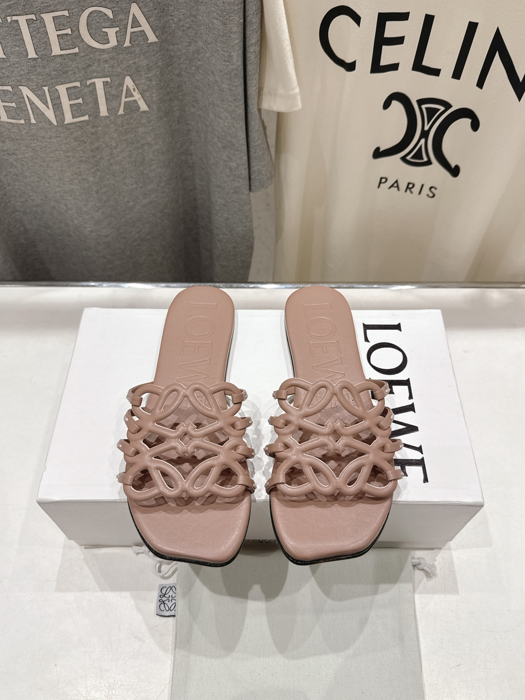 高版本出厂 LOEWE/罗意威2026/ss新品复古风平底沙滩拖鞋～小红书、外网火爆款最近大热的一款拖鞋