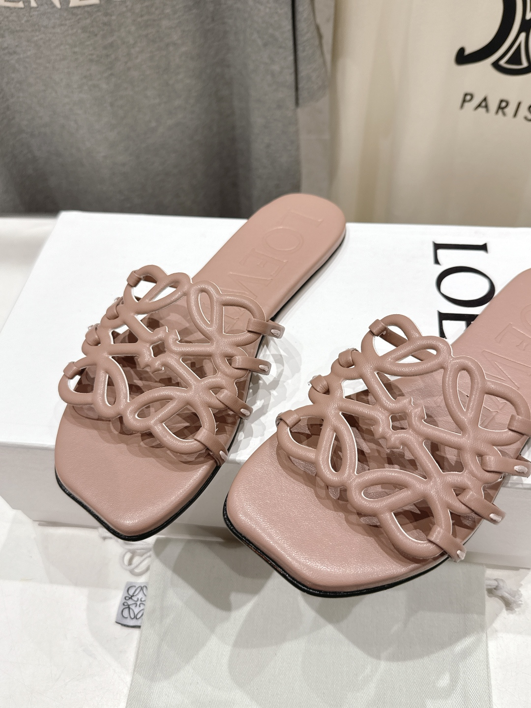 高版本出厂 LOEWE/罗意威2026/ss新品复古风平底沙滩拖鞋～小红书、外网火爆款最近大热的一款拖鞋