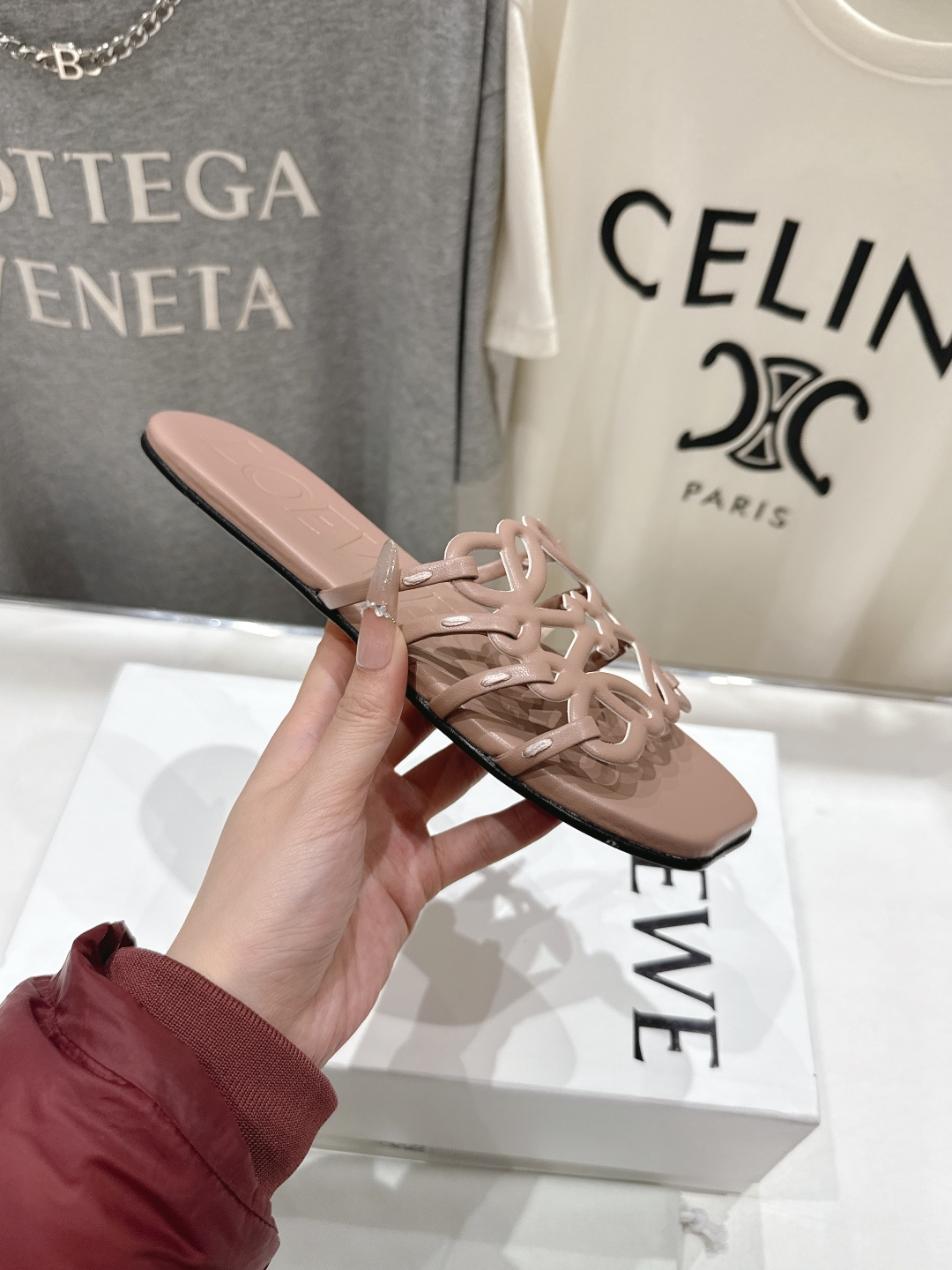 高版本出厂 LOEWE/罗意威2026/ss新品复古风平底沙滩拖鞋～小红书、外网火爆款最近大热的一款拖鞋