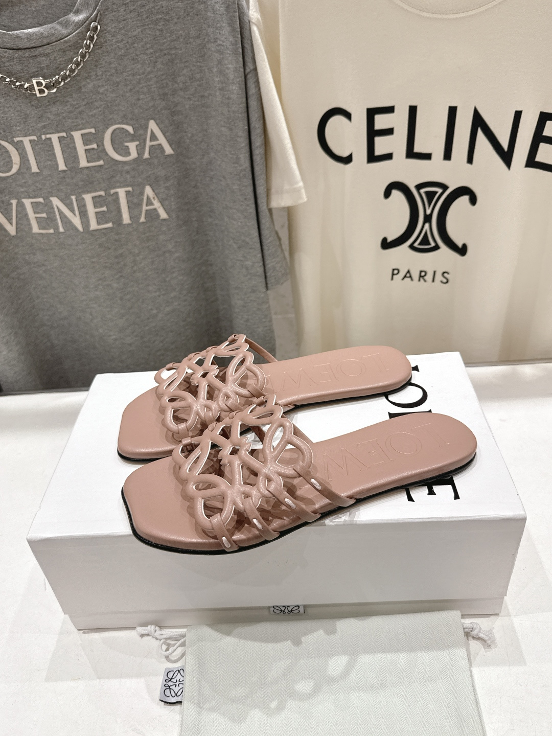 高版本出厂 LOEWE/罗意威2026/ss新品复古风平底沙滩拖鞋～小红书、外网火爆款最近大热的一款拖鞋