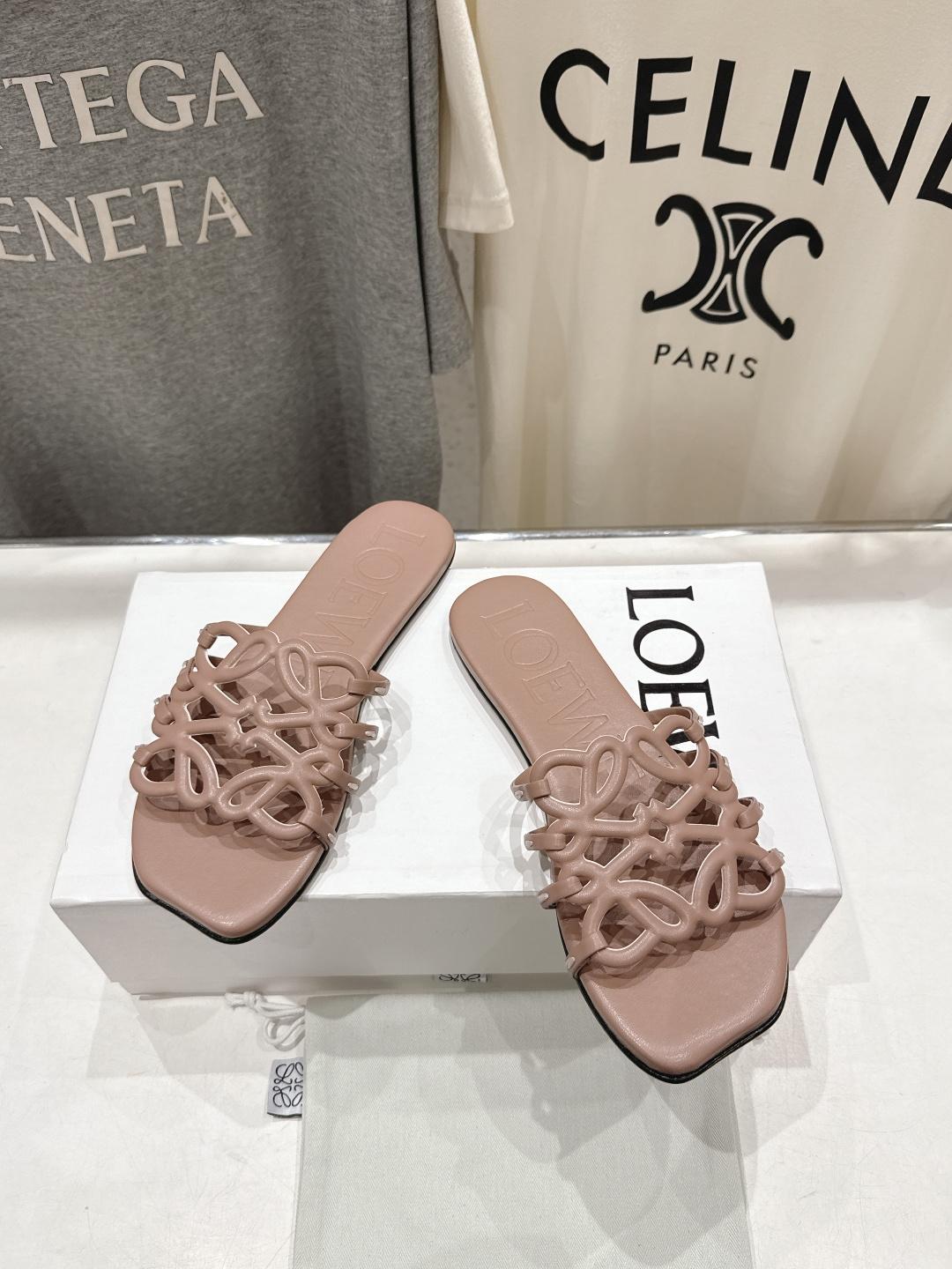 高版本出厂 LOEWE/罗意威2026/ss新品复古风平底沙滩拖鞋～小红书、外网火爆款最近大热的一款拖鞋