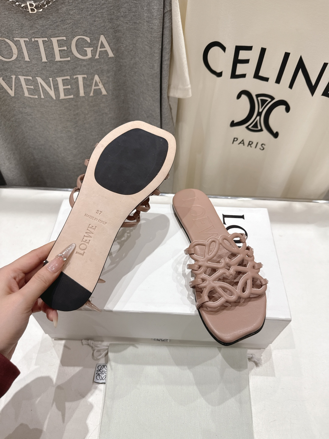 高版本出厂 LOEWE/罗意威2026/ss新品复古风平底沙滩拖鞋～小红书、外网火爆款最近大热的一款拖鞋