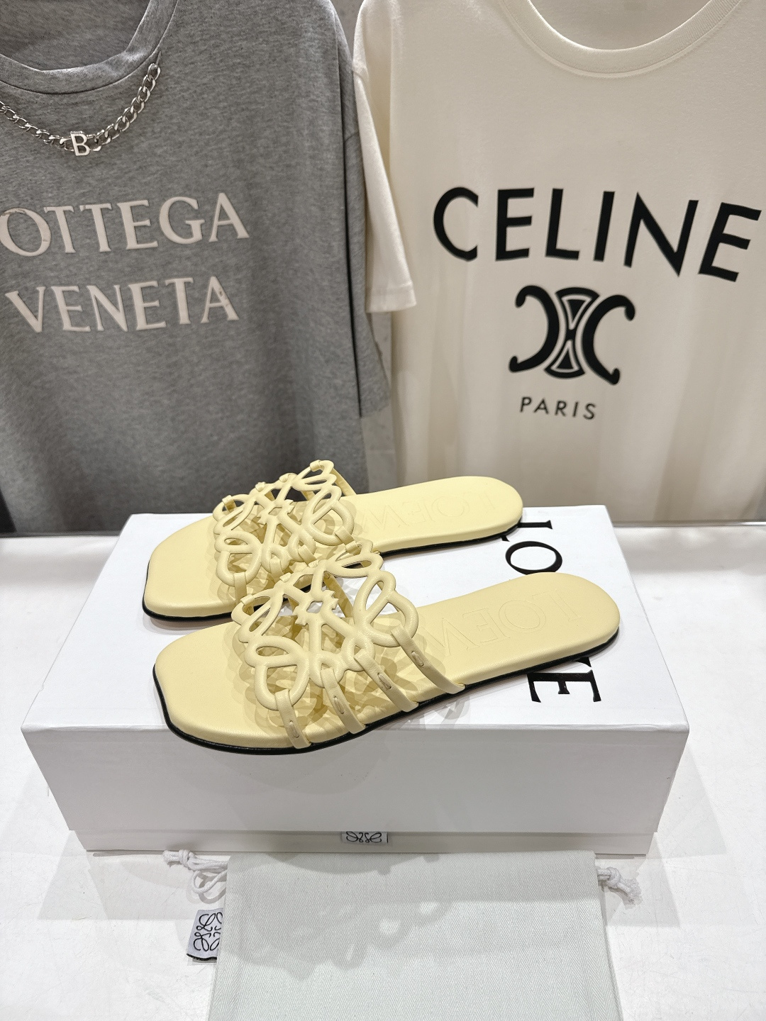 高版本出厂 LOEWE/罗意威2026/ss新品复古风平底沙滩拖鞋～小红书、外网火爆款最近大热的一款拖鞋