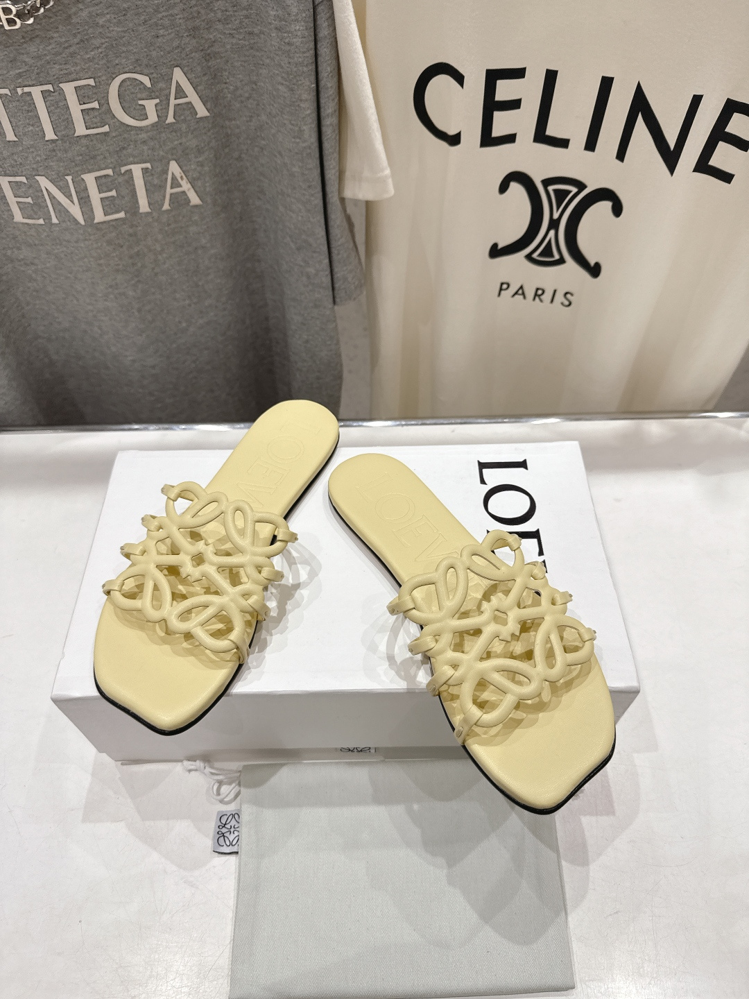 高版本出厂 LOEWE/罗意威2026/ss新品复古风平底沙滩拖鞋～小红书、外网火爆款最近大热的一款拖鞋