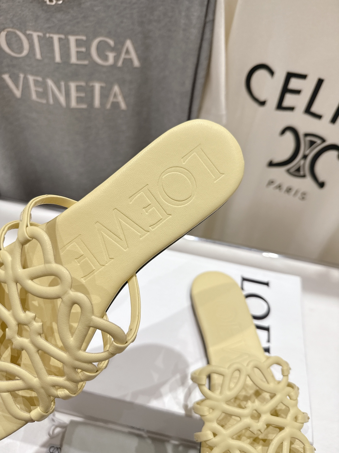 高版本出厂 LOEWE/罗意威2026/ss新品复古风平底沙滩拖鞋～小红书、外网火爆款最近大热的一款拖鞋