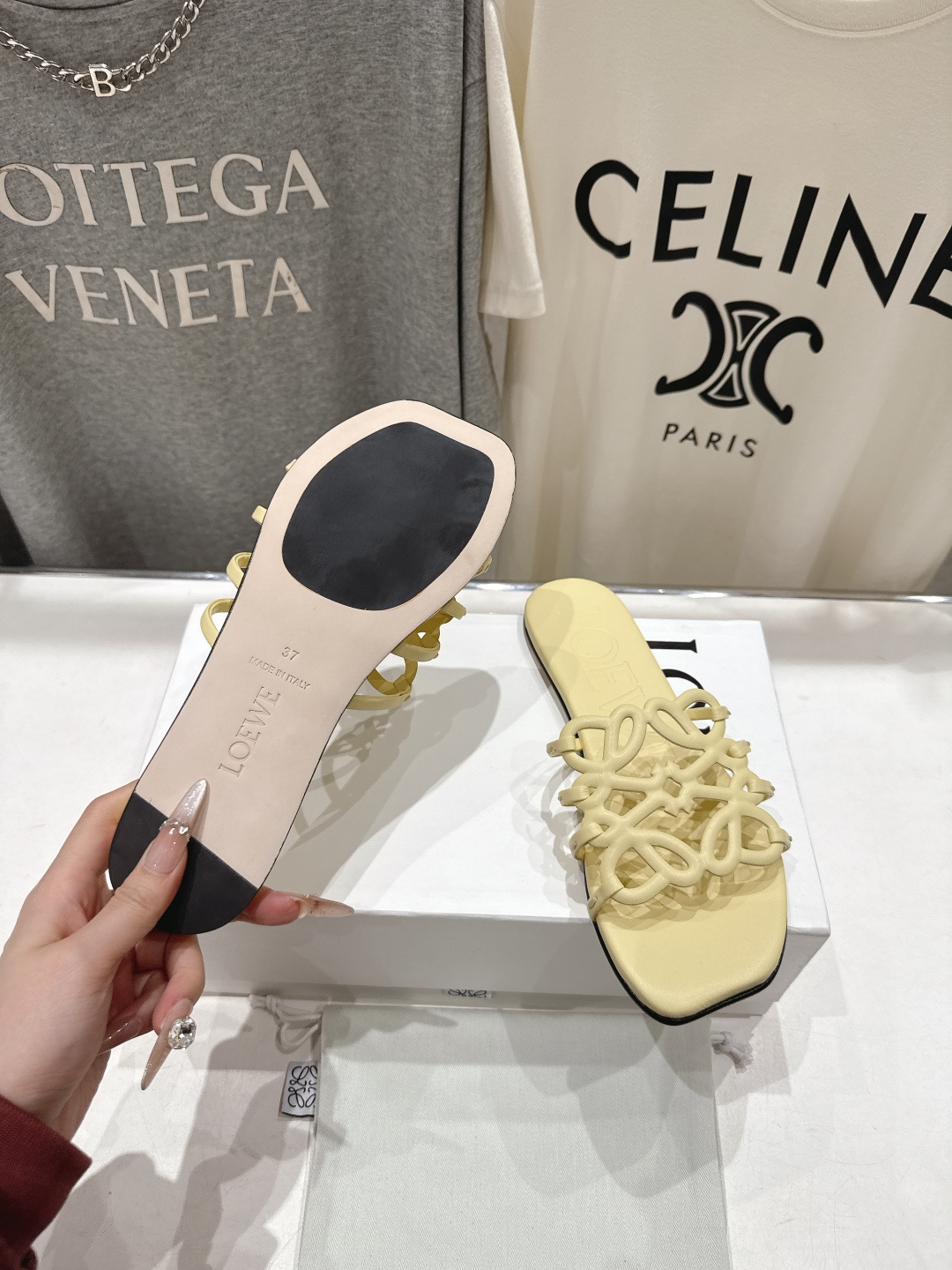 高版本出厂 LOEWE/罗意威2026/ss新品复古风平底沙滩拖鞋～小红书、外网火爆款最近大热的一款拖鞋